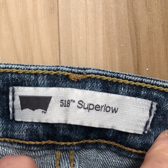 LEVI’S 518 SUPERLOW Junior Size 5 Jeans. In like new condition! 32” pant length. - Picture 4 of 6